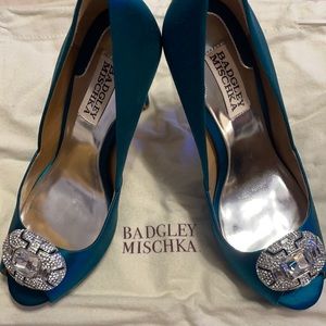 Pearla embellished pump emerald green